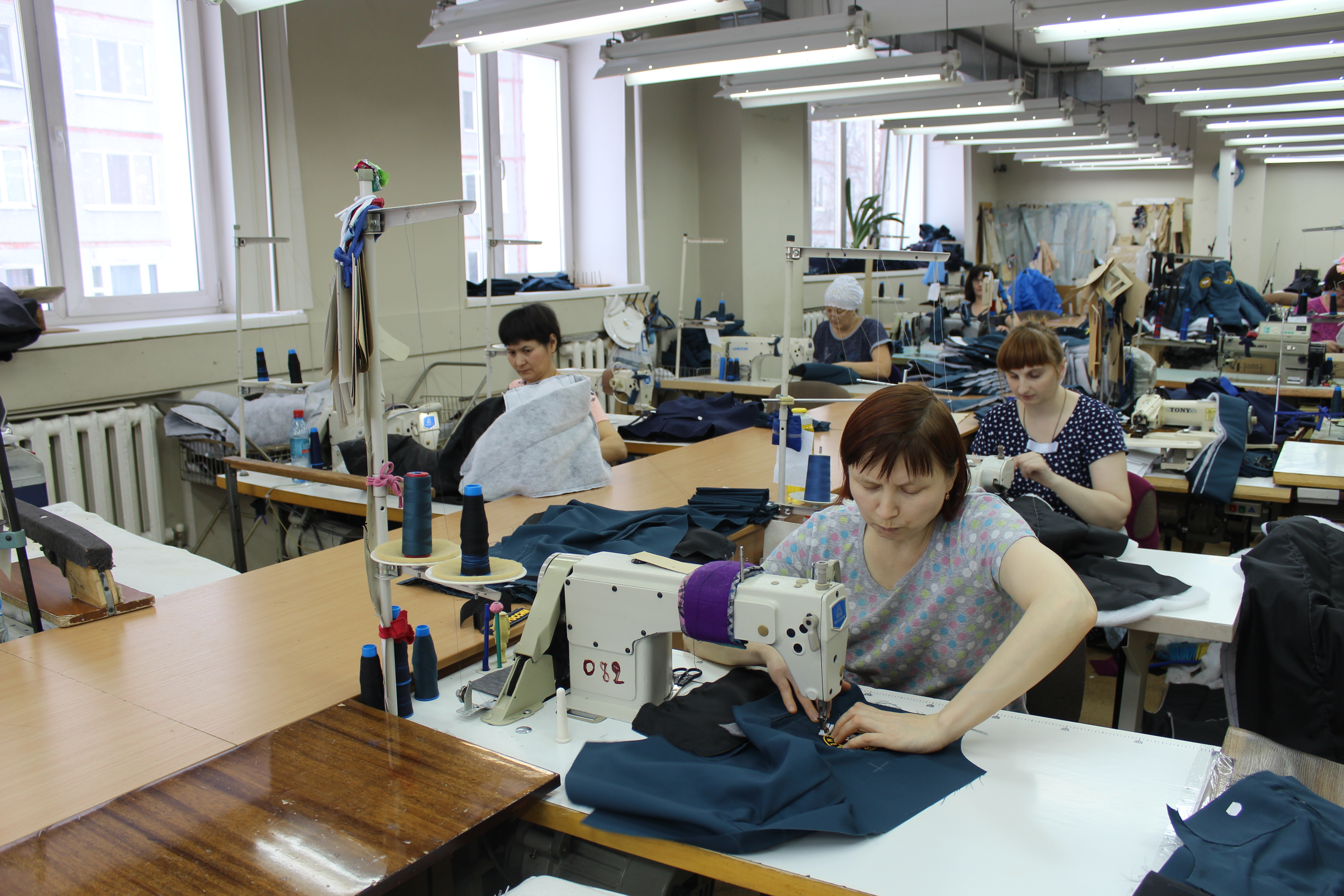 Сайт швейника. Швейная фирма Лидер. Швейная фабрика Омск. Предприятие по пошиву одежды. Омская швейная фабрика Лидер.